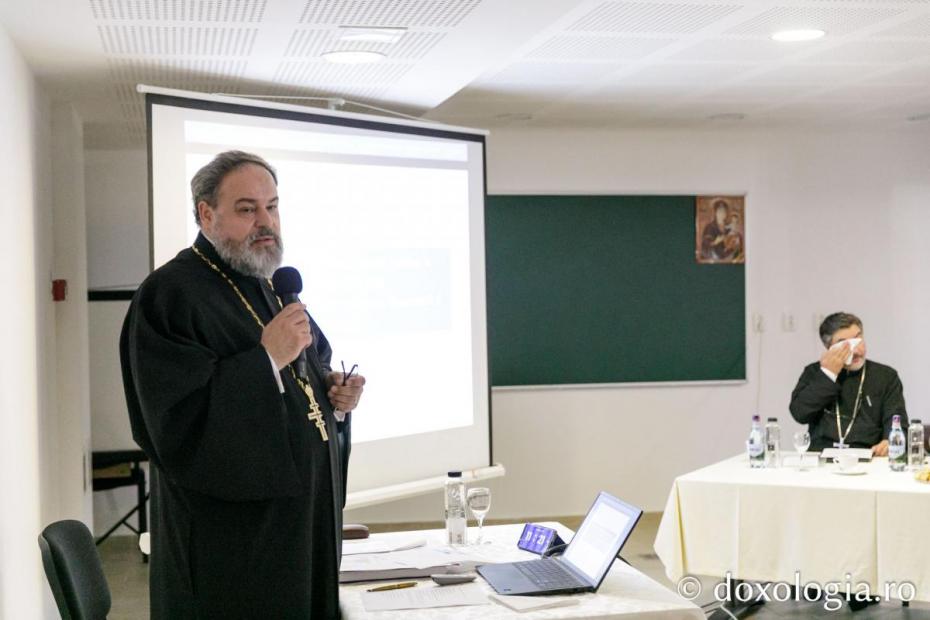 Pr. Marian Timofte, susținând teza de doctorat „Mănăstirea și Epitropia «Sfântul Spiridon» în perioada 1752-1948. Două veacuri de slujire misionară, filantropică și culturală” / Foto:  Pr. Silviu Cluci