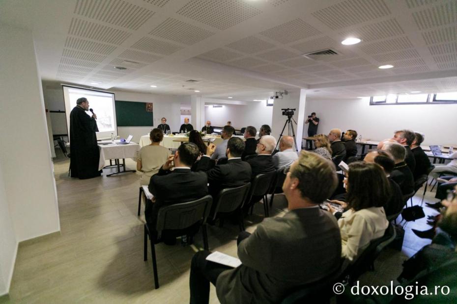 Invitați, participând la suținerea publică a tezelor de doctorat / Foto: Pr. Silviu Cluci