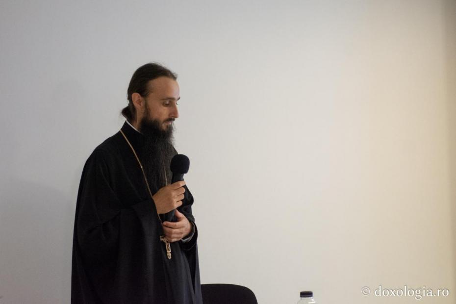 Pr. Elisei Nedescu, susținând teza de doctorat Repere ale relațiilor Mitropoliei Moldovei și Bucovinei cu Patriarhia Ecumenică în sec. XIV-XIX” / Foto: Mihail Vrăjitoru