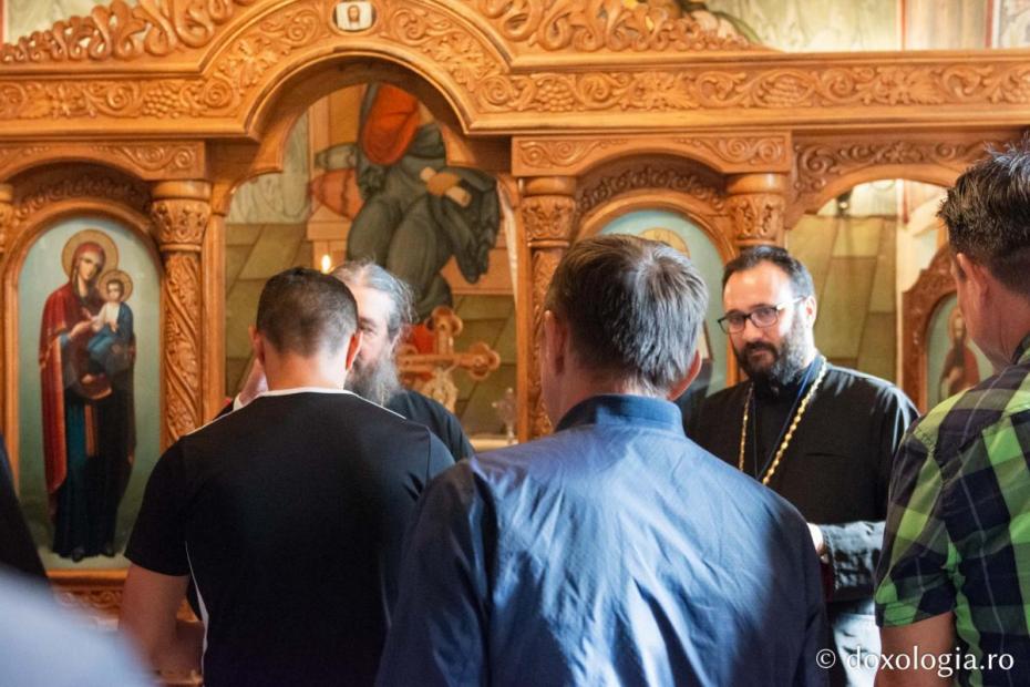 Preasfințitul Nichifor Botoșăneanul i-a binecuvântat pe cei prezenți aici, oferindu-le în dar iconițe și cărți cu conținut religios / Foto: Mihail Vrăjitoru