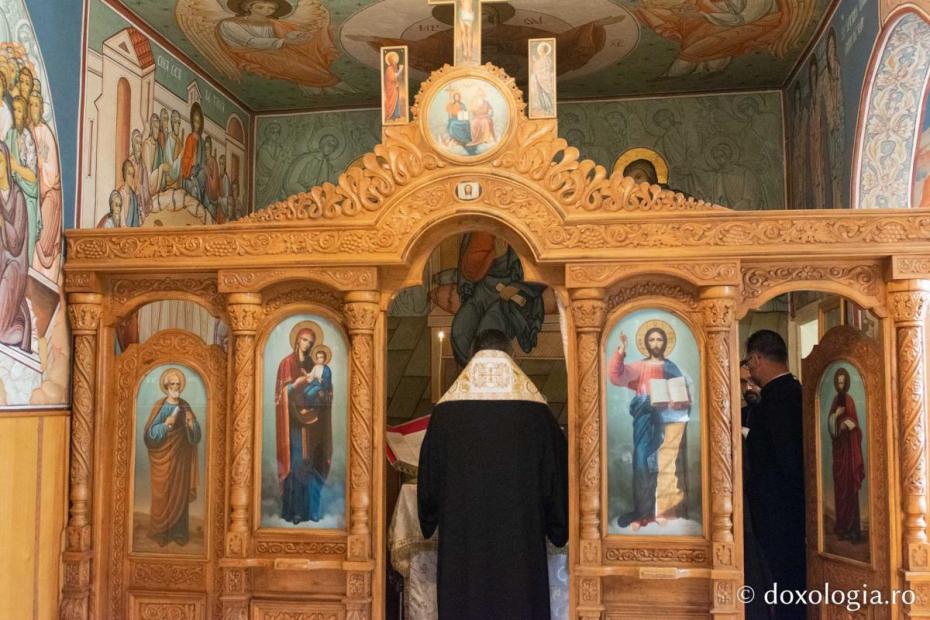 PS Nichifor Botoșăneanul în capela „Sfinții Apostoli Petru și Pavel” penitenciarului / Foto: Mihail Vrăjitoru