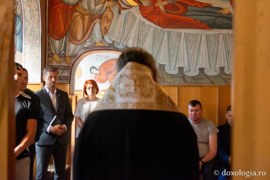 PS PS Nichifor Botoșăneanul, citind rugăciuni de dezlegare în capela „Sfinții Apostoli Petru și Pavel” penitenciarului / Foto: Mihail Vrăjitoru