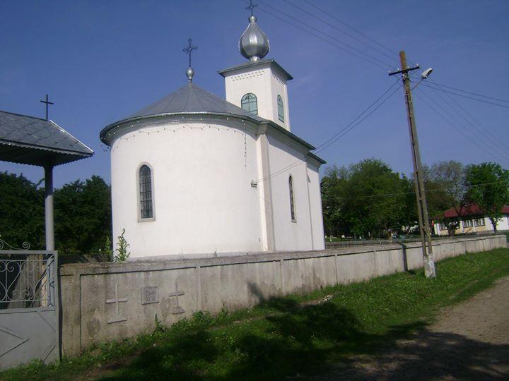 Biserica - vedere exterioară